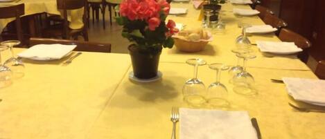 Lunch and dinner served, Italian cuisine