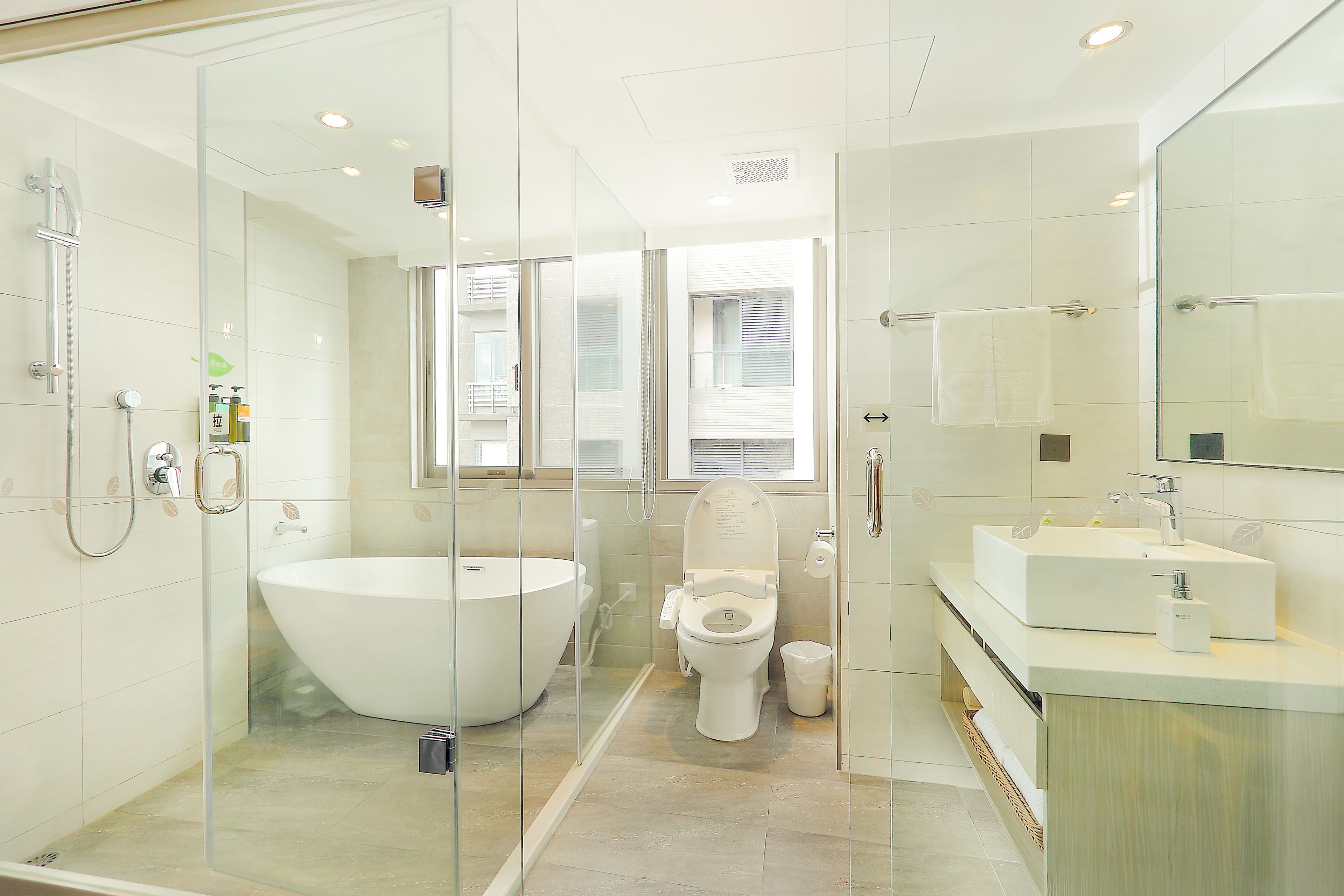 Artículos de tocador gratuitos, secador de pelo, pantuflas, toallas