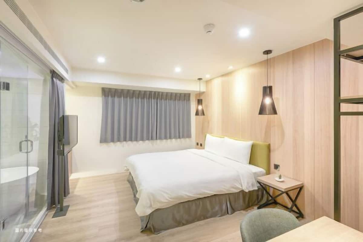 Cubrecamas y minibar con artículos gratuitos