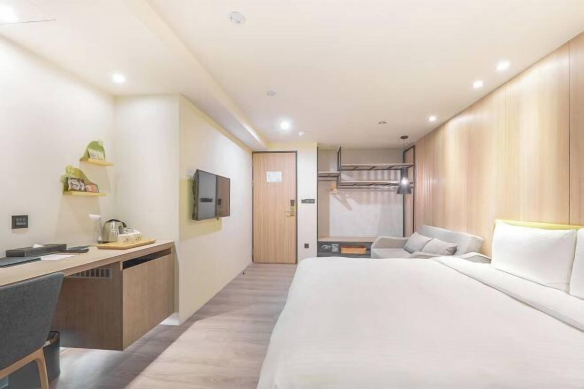 Cubrecamas y minibar con artículos gratuitos