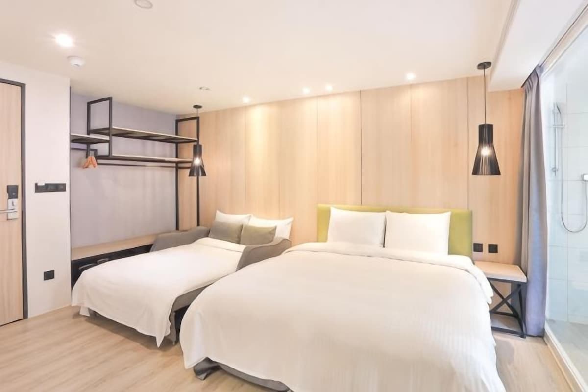 Cubrecamas y minibar con artículos gratuitos 