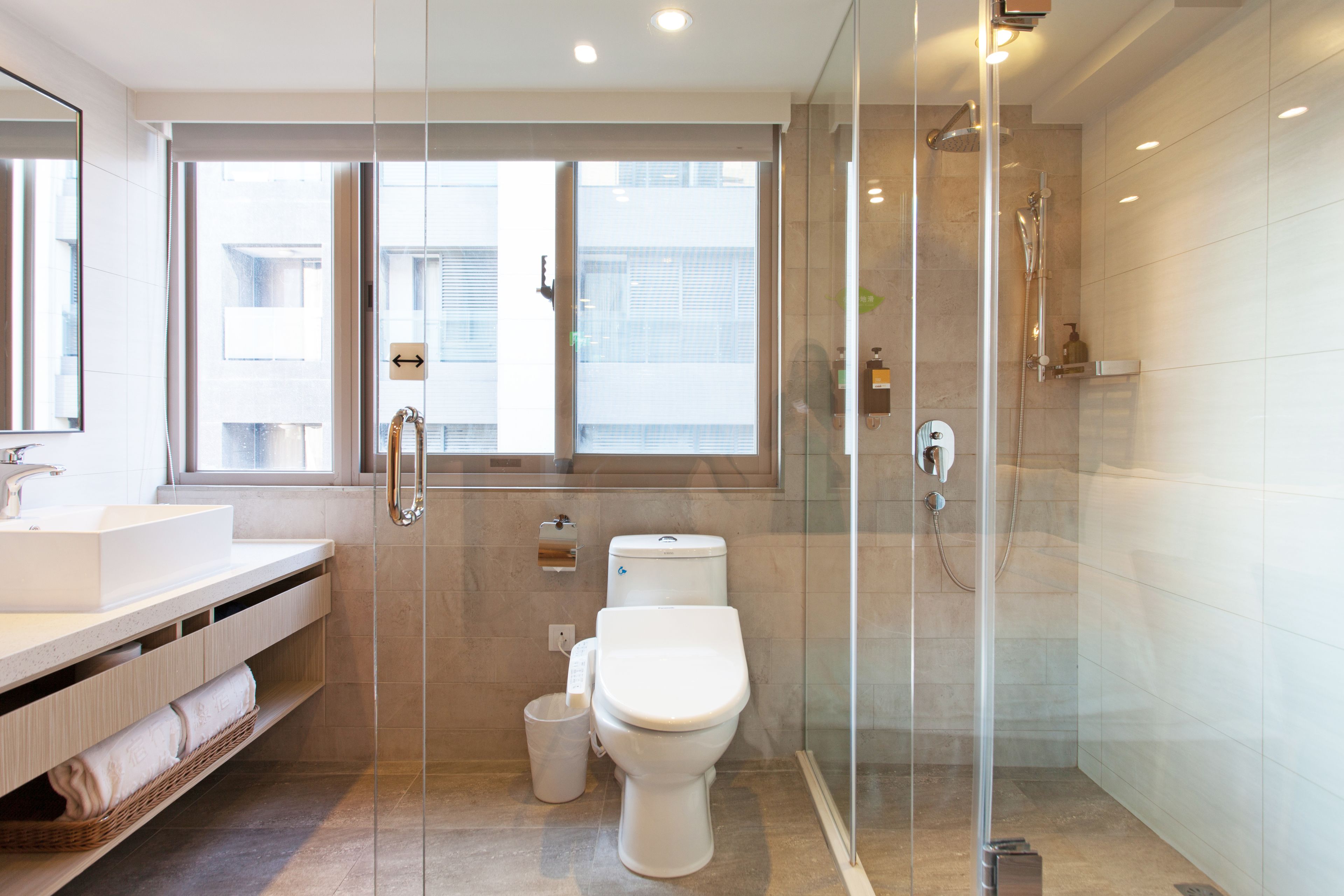 standard double room | bathroom | free toiletries, hair dryer, slippers, towels