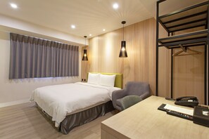 Elite Double Room | Down duvets, free minibar, in-room safe, individually decorated - Green Hotel - West District (Taichung)