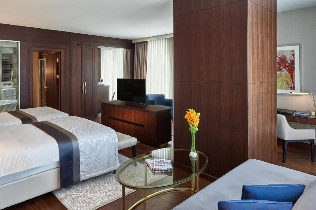 Suite With 2 Single Beds | Bar mini, peti besi dalam bilik, meja, ruang kerja komputer riba 
