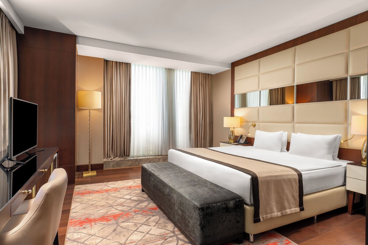 Comfort Suite With King Size Bed | Minibar, in-room safe, desk, laptop workspace