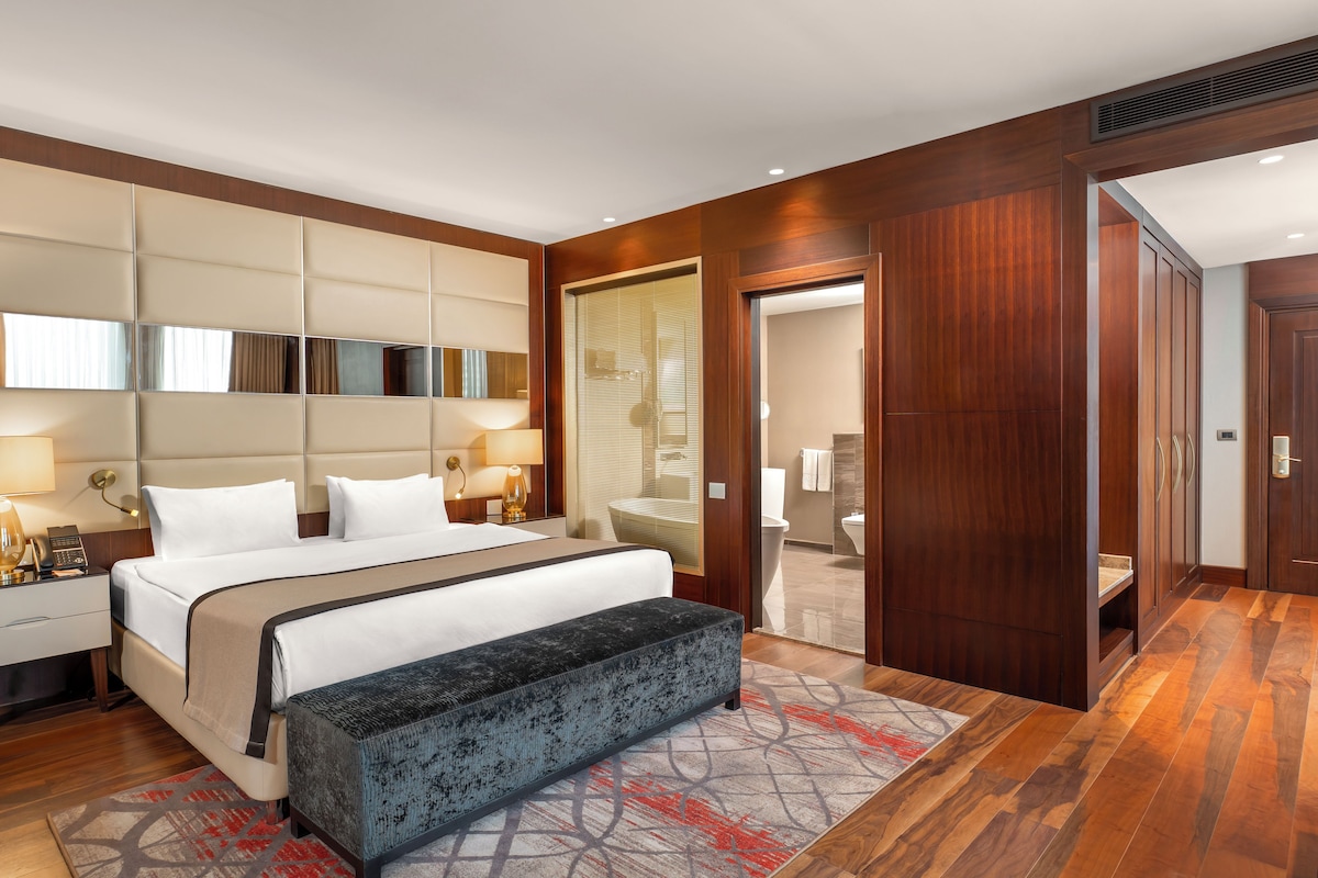 Suite With King Size Bed | Minibar, in-room safe, desk, laptop workspace