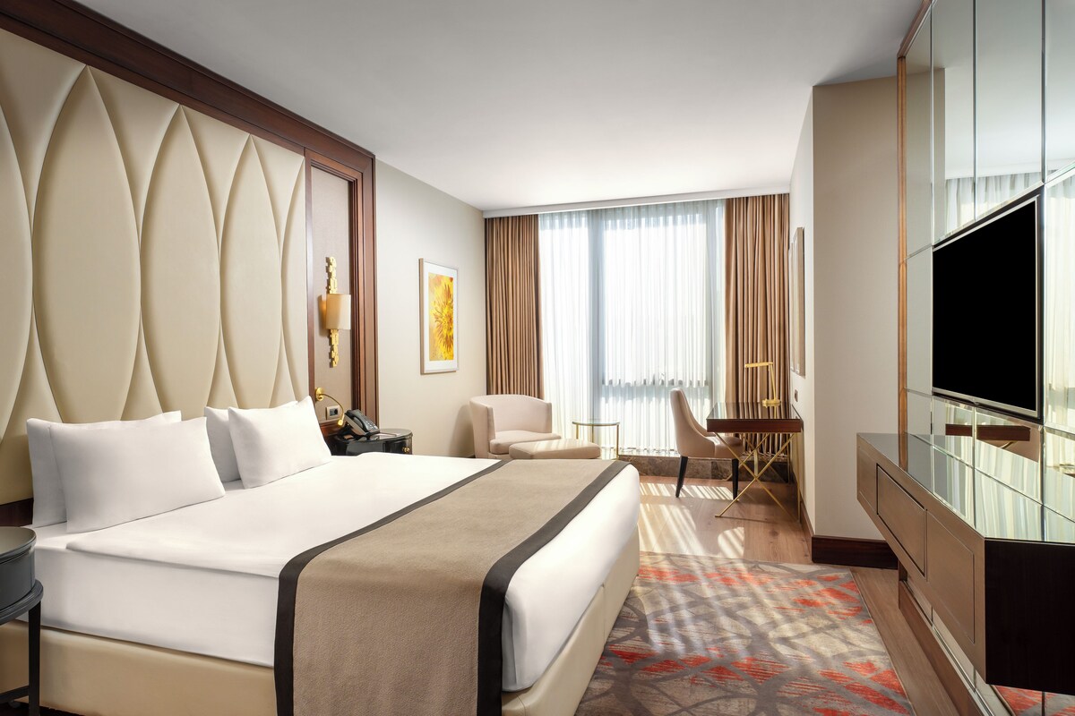 Superior Room With Queen Size Bed | Minibar, in-room safe, desk, laptop workspace