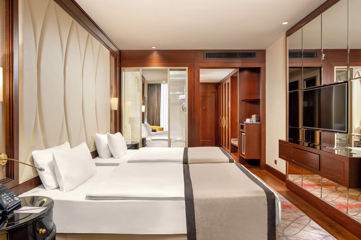 Premium Room  With 2 Single Beds | Minibar, in-room safe, desk, laptop workspace