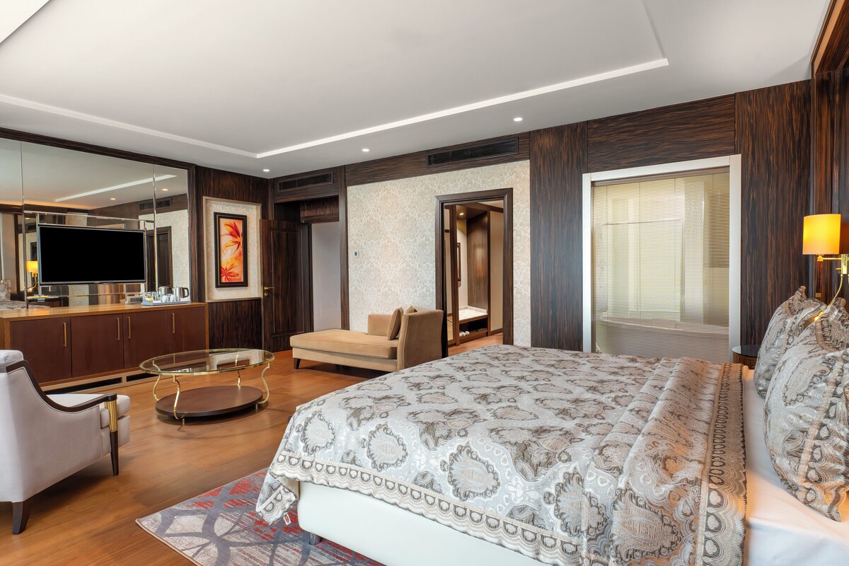 Presidential Suite With King Size Bed | Minibar, in-room safe, desk, laptop workspace