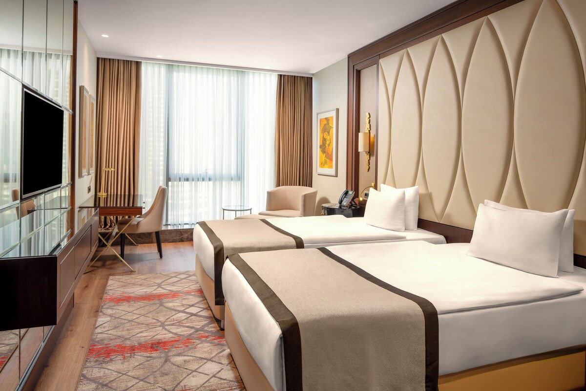 Deluxe Room With 2 Single Beds | Minibar, in-room safe, desk, laptop workspace