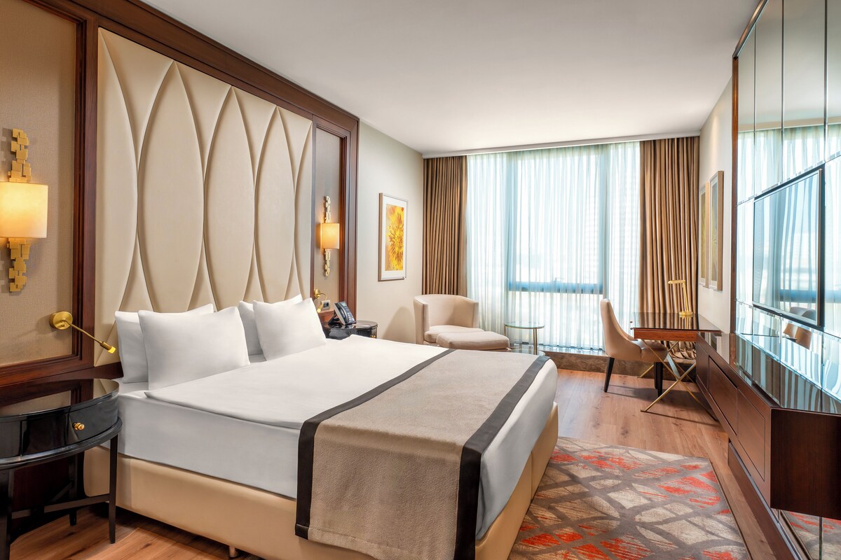 Deluxe Room With Queen Size Bed | Minibar, in-room safe, desk, laptop workspace