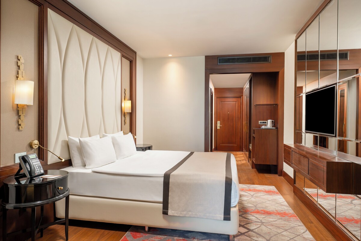 Premium Room With Queen Size Bed | Minibar, in-room safe, desk, laptop workspace