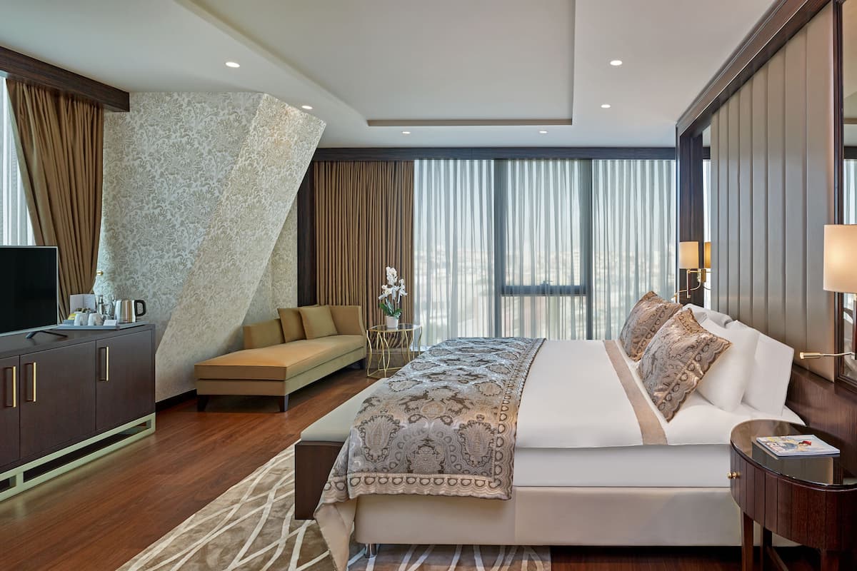 Presidential Suite With King Size Bed | Bar mini, peti besi dalam bilik, meja, ruang kerja komputer riba 