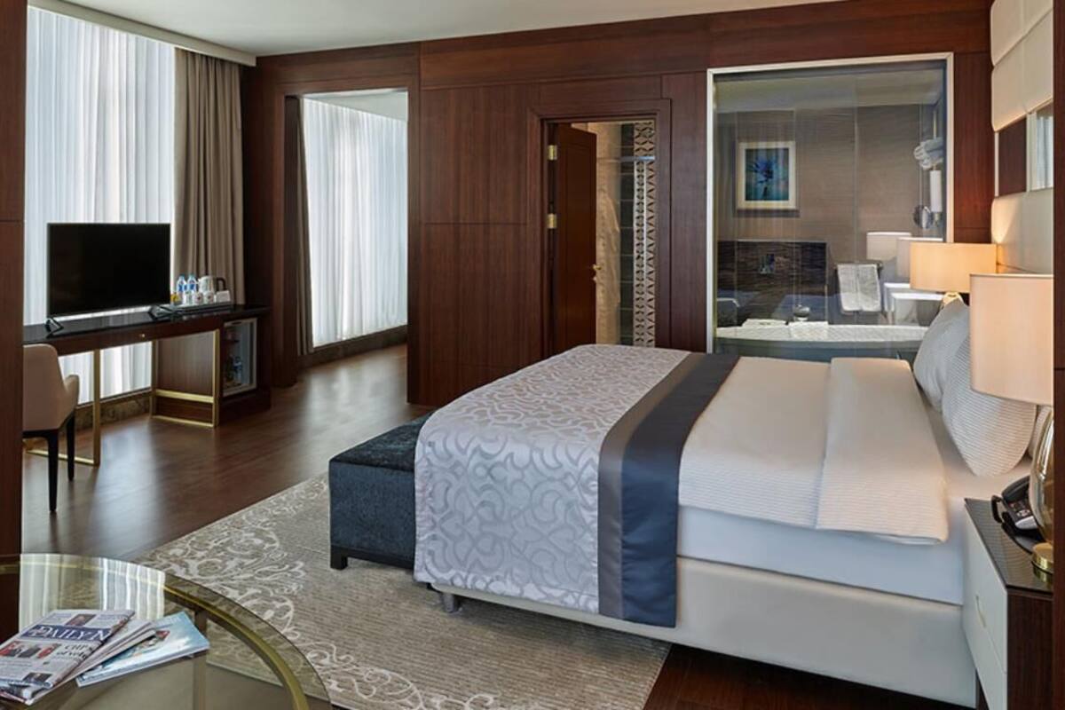 Suite With King Size Bed | Bar mini, peti besi dalam bilik, meja, ruang kerja komputer riba 