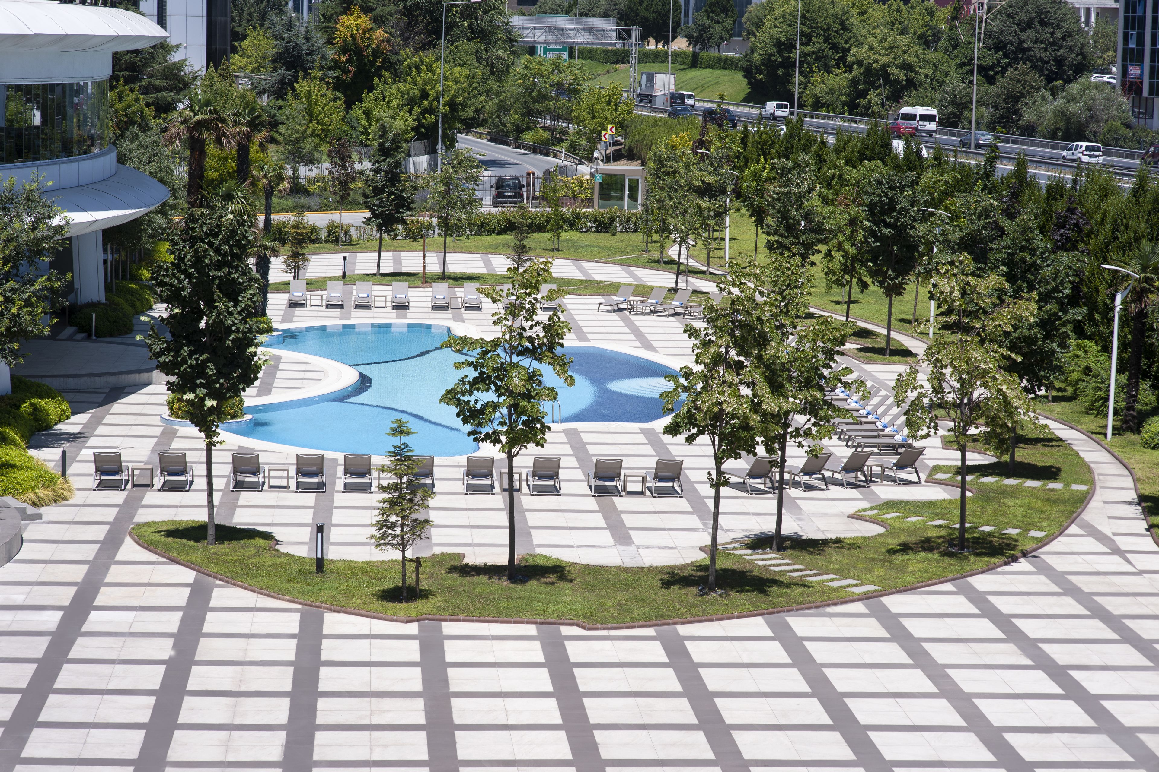 Kolam renang indoor dan kolam renang outdoor musiman