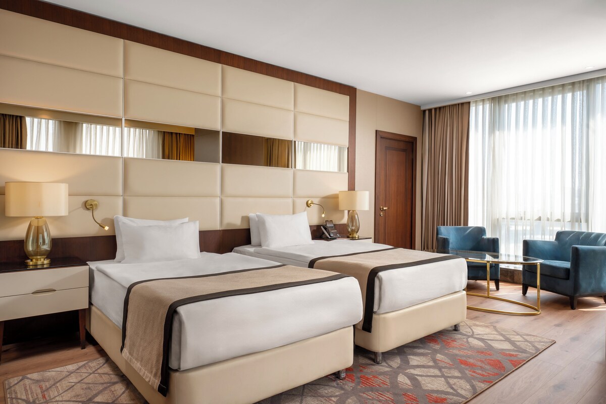 Suite With 2 Single Beds | Minibar, in-room safe, desk, laptop workspace