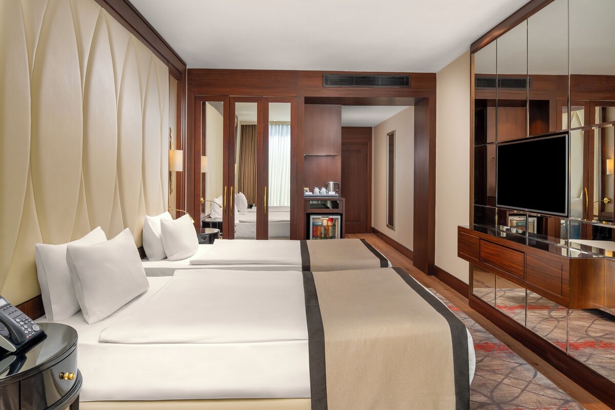 Superior Room With 2 Single Beds | Minibar, in-room safe, desk, laptop workspace