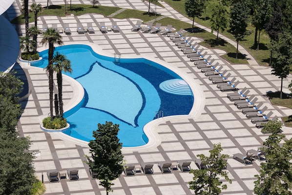 Innenpool, Außenpool (je nach Saison geöffnet), Sonnenschirme