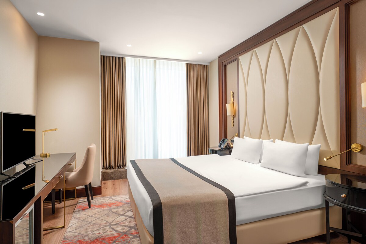 Trendy Room With Queen Size Bed | Minibar, in-room safe, desk, laptop workspace