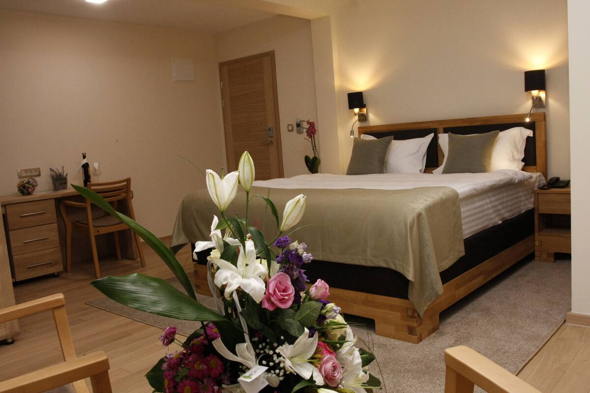 minibar, in-room safe, desk, laptop workspace