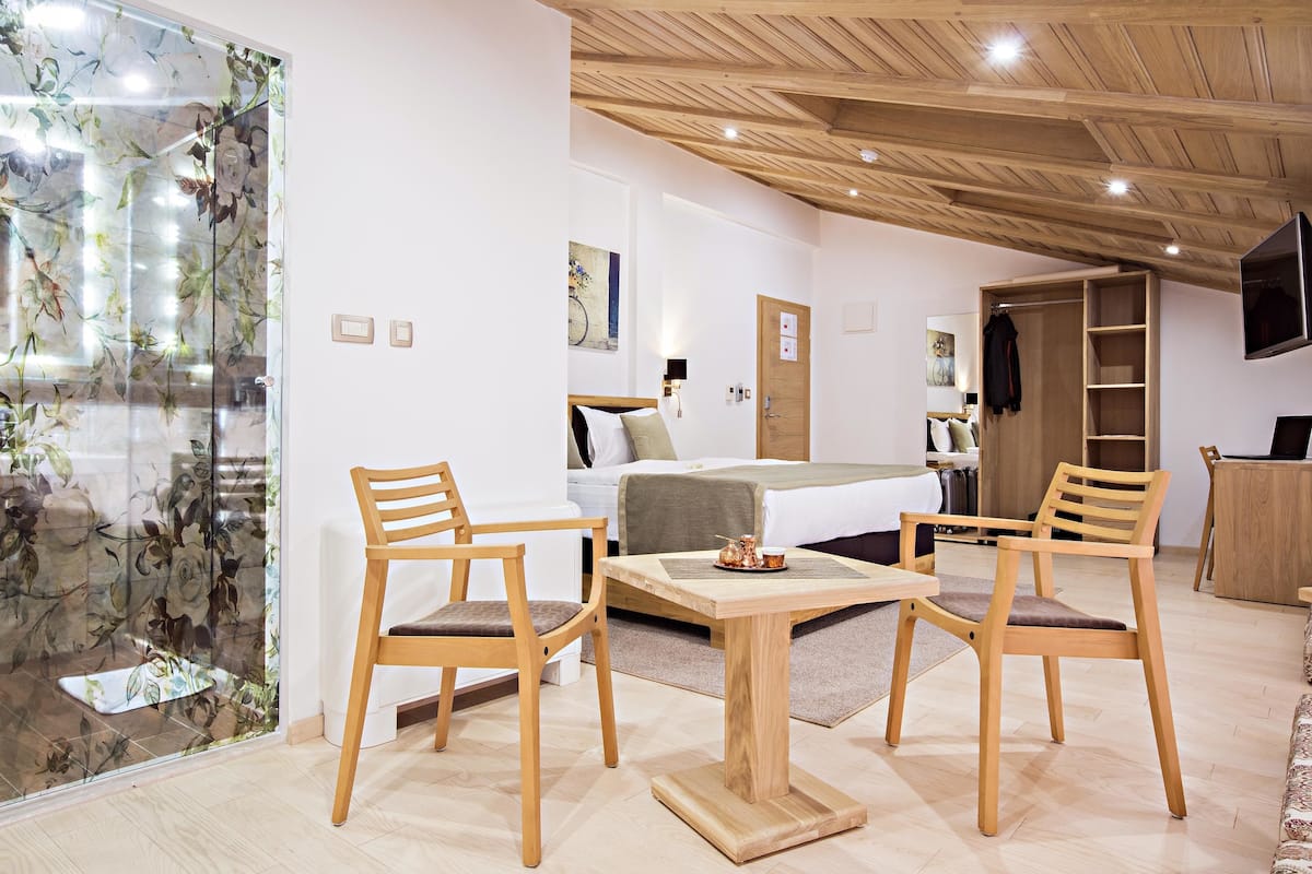 junior studio suite, 1 bedroom, city view | in-room dining