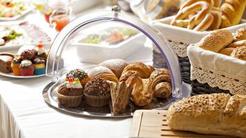 Café da manhã com buffet grátis todos os dias