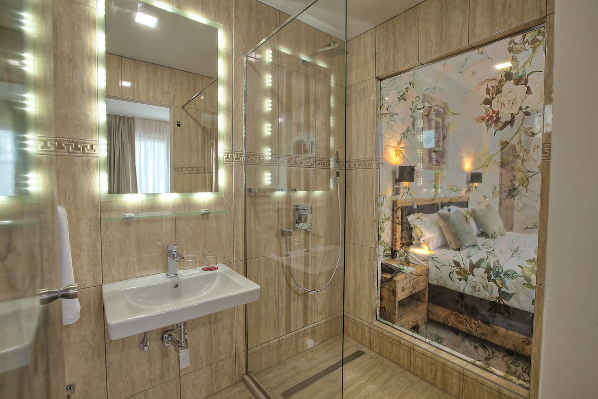 junior studio suite, 1 bedroom, city view | bathroom | shower, free toiletries, hair dryer, slippers