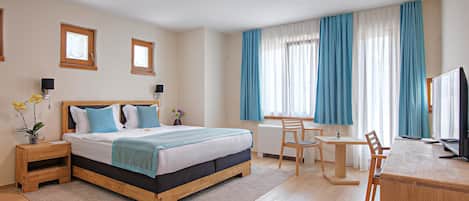 Standard King Room, City view | Minibar, in-room safe, desk, laptop workspace