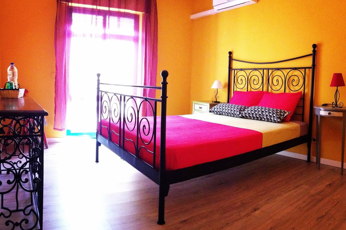 Habitación doble, 1 cama matrimonial, Terraza | Escritorio, tabla de planchar con plancha, cunas y wifi gratis