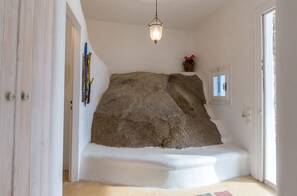 Tallelokero huoneessa, äänieristys, silitysrauta/-lauta