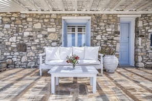 Tallelokero huoneessa, äänieristys, silitysrauta/-lauta