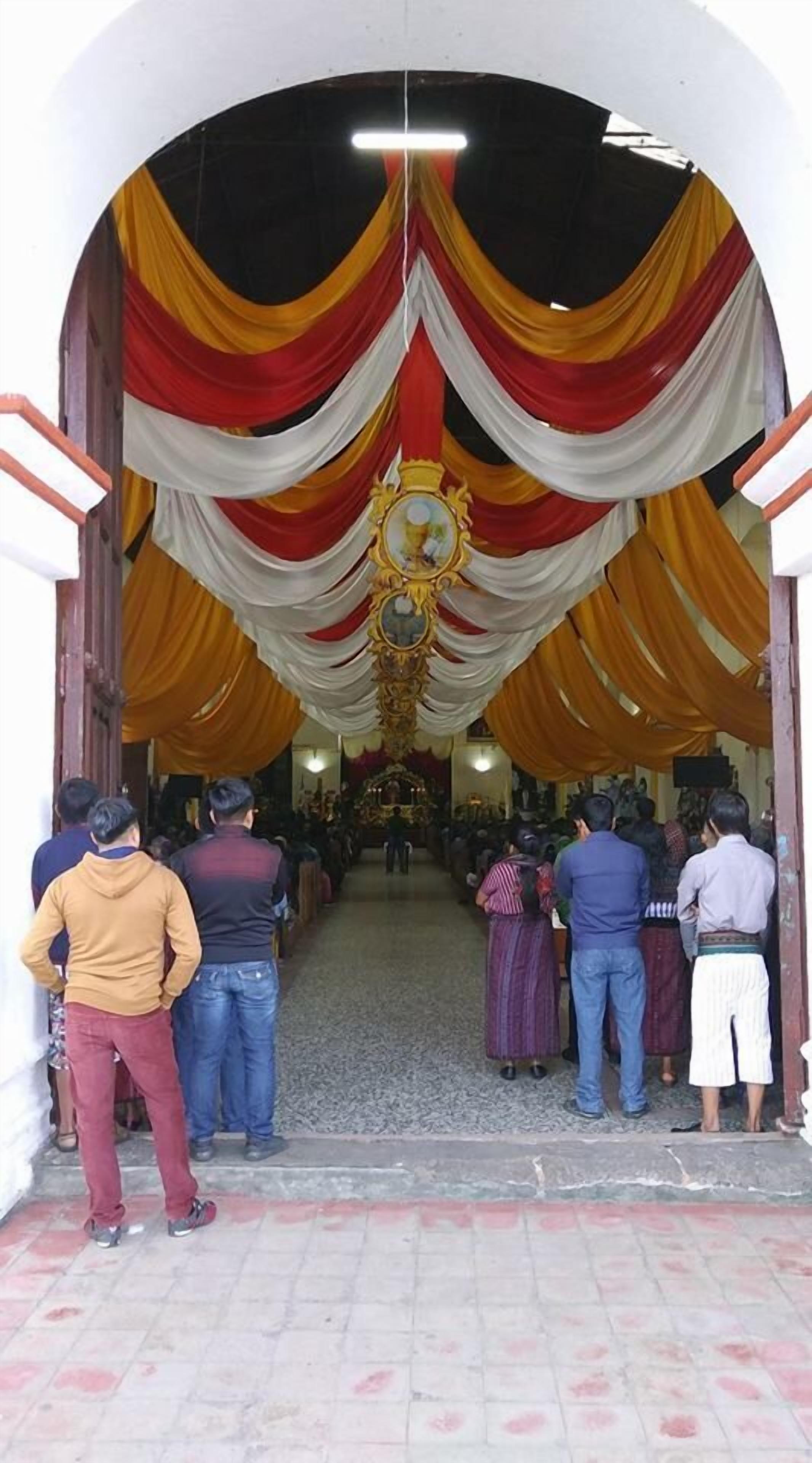 Una entrada con tela drapeada y una estructura central ornamentada.