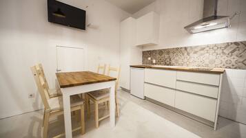 Refrigerador, placa de cocina, cafetera expreso, cafetera/tetera