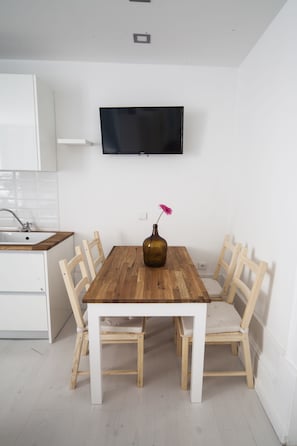 Departamento romántico, 1 habitación | Cocina privada | Refrigerador, parrilla de estufa y cafetera de espresso 