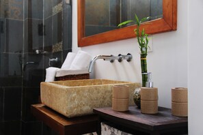 Chambre supérieure (Suite Colombia) | Salle de bain | Douche, articles de toilette (gratuits), serviettes fournies