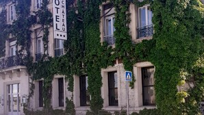 A building with a sign reading "HOTEL LE CHATEAU". - Hôtel Le Château (Tournon-sur-Rhone)