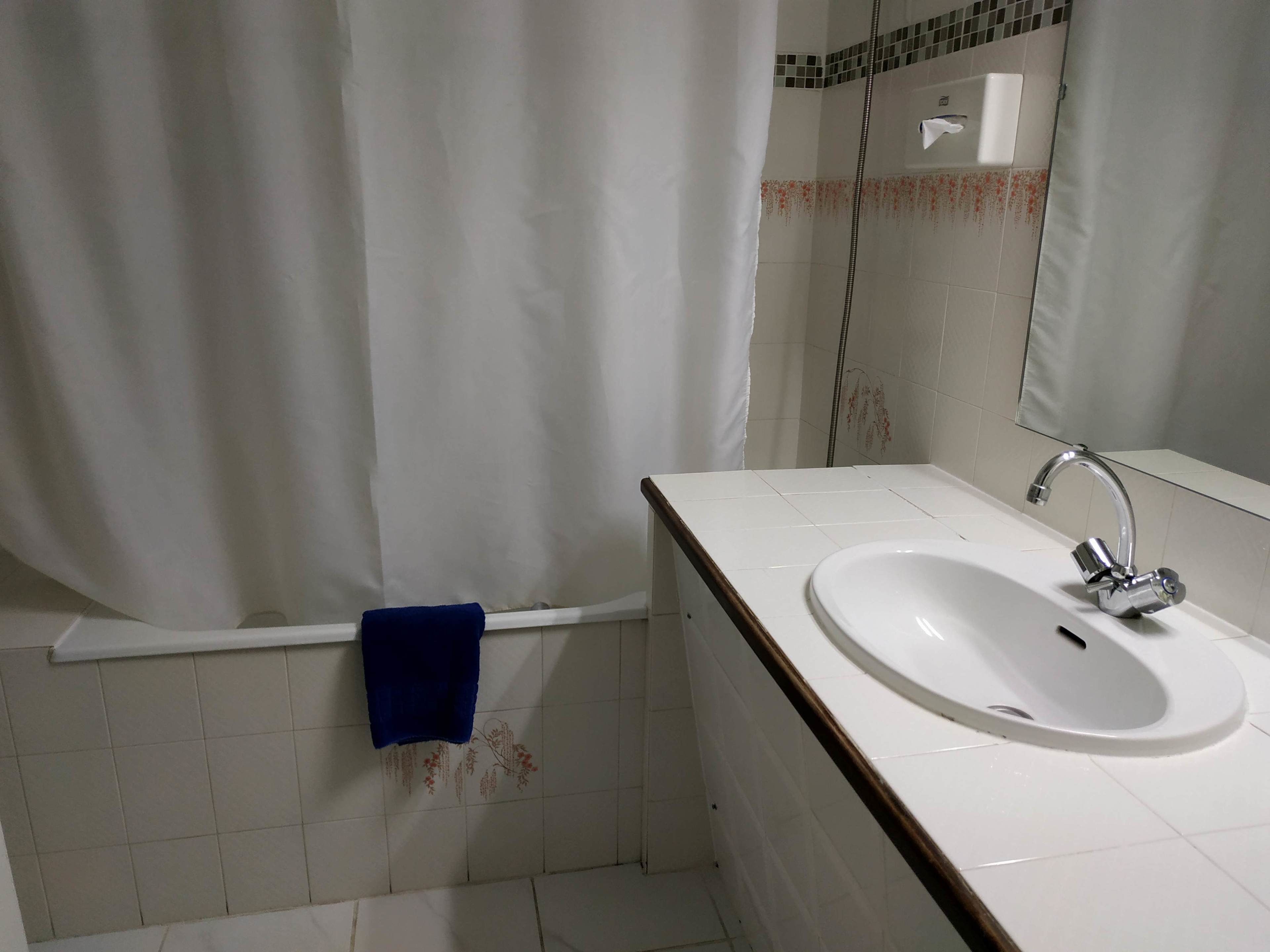 standard suite, ensuite, city view (chambre quadruple) | bathroom | bathtub, free toiletries, hair dryer, towels