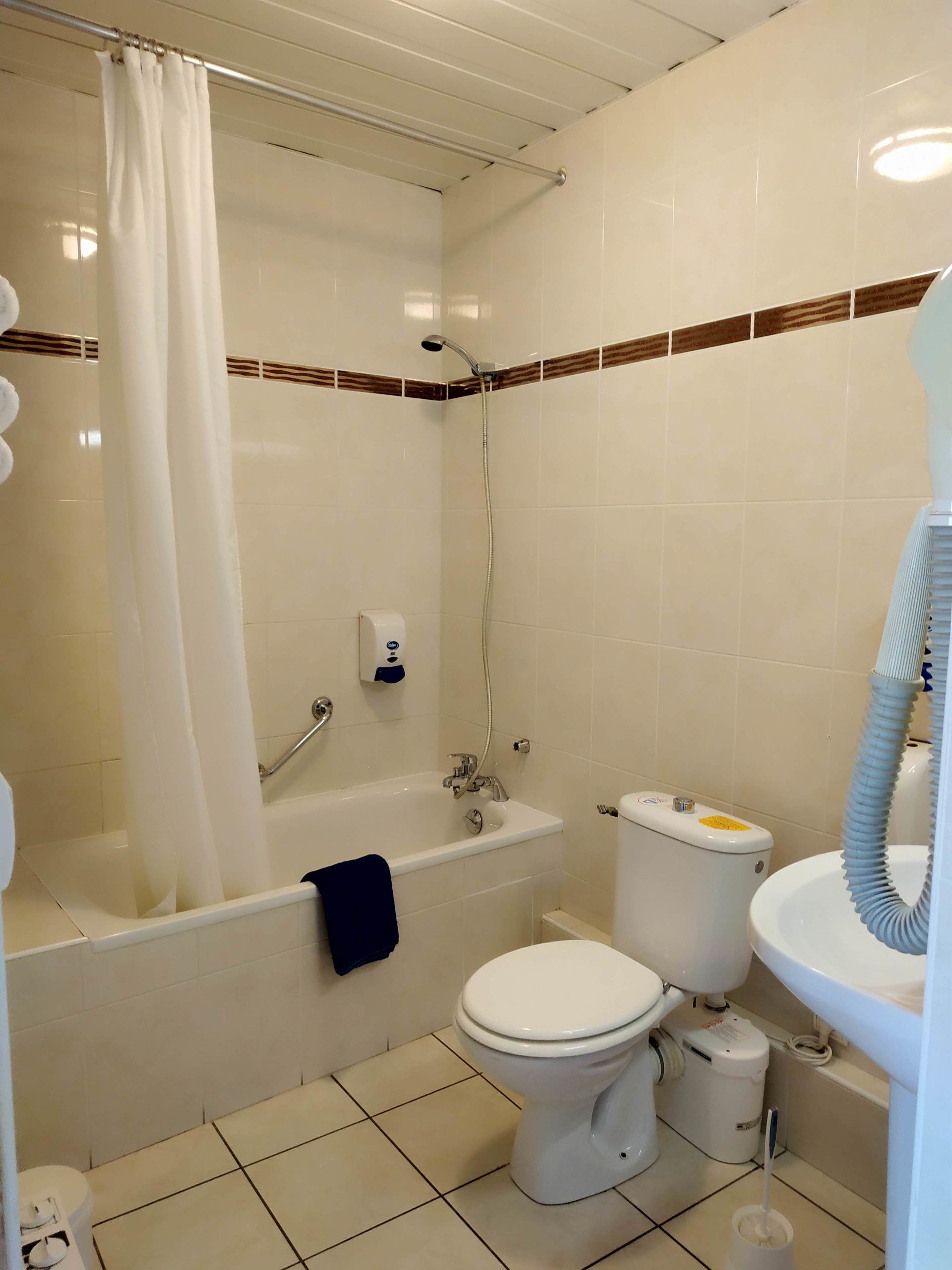 standard triple room, ensuite, river view (chambre triple) | bathroom | bathtub, free toiletries, hair dryer, towels