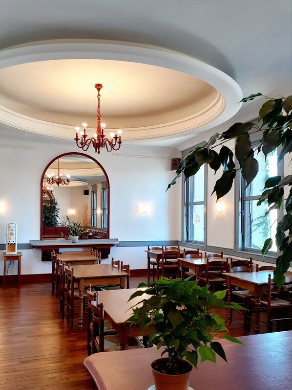 Petit déjeuner buffet (12.00 EUR par personne)