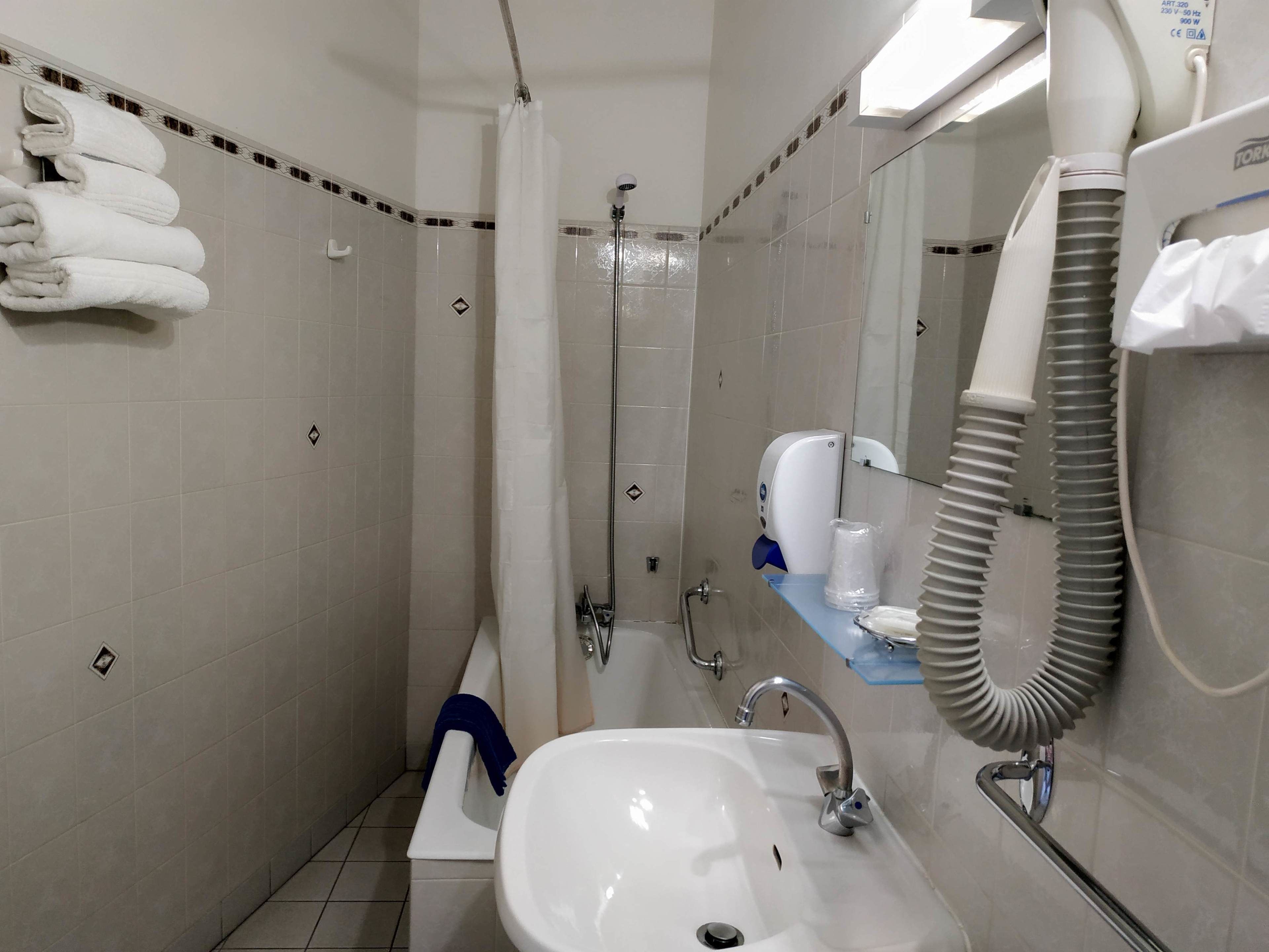 standard suite, ensuite, city view (chambre quadruple) | bathroom | bathtub, free toiletries, hair dryer, towels