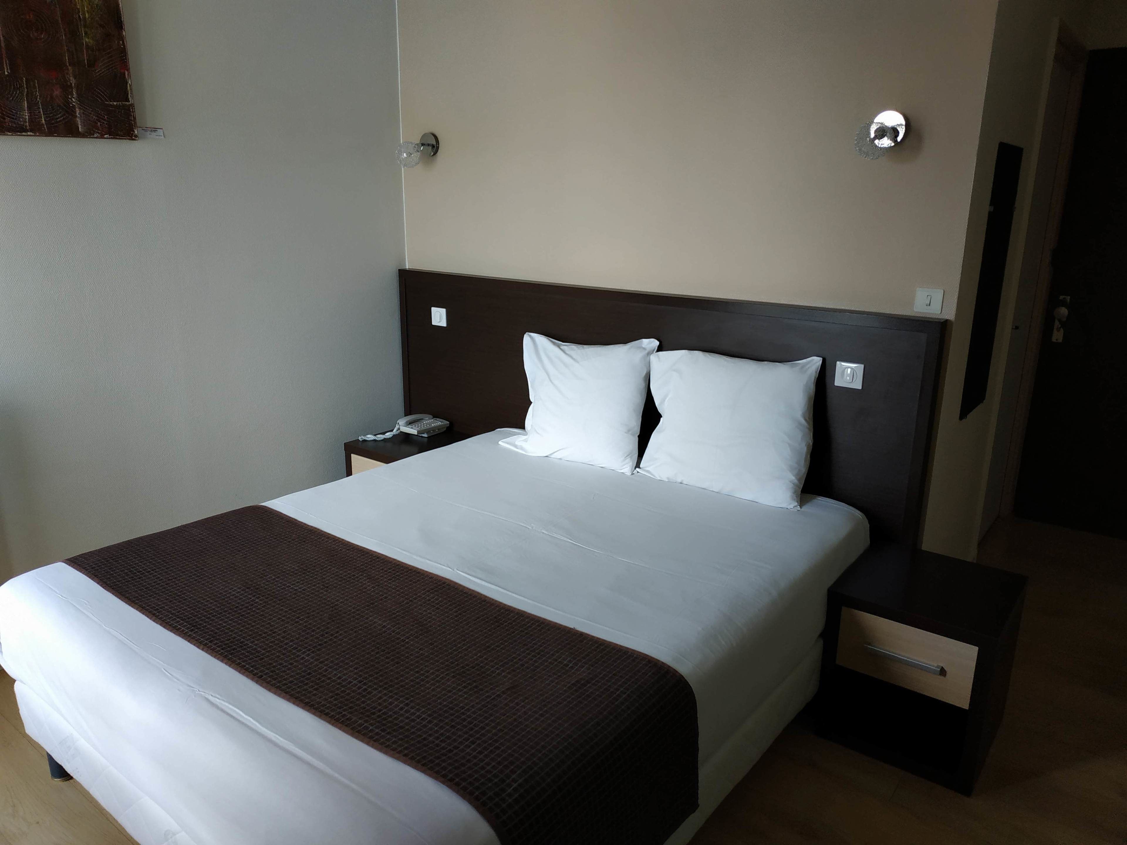 standard double room, ensuite, river view (chambre double) | 1 bedroom, premium bedding, memory-foam beds, minibar