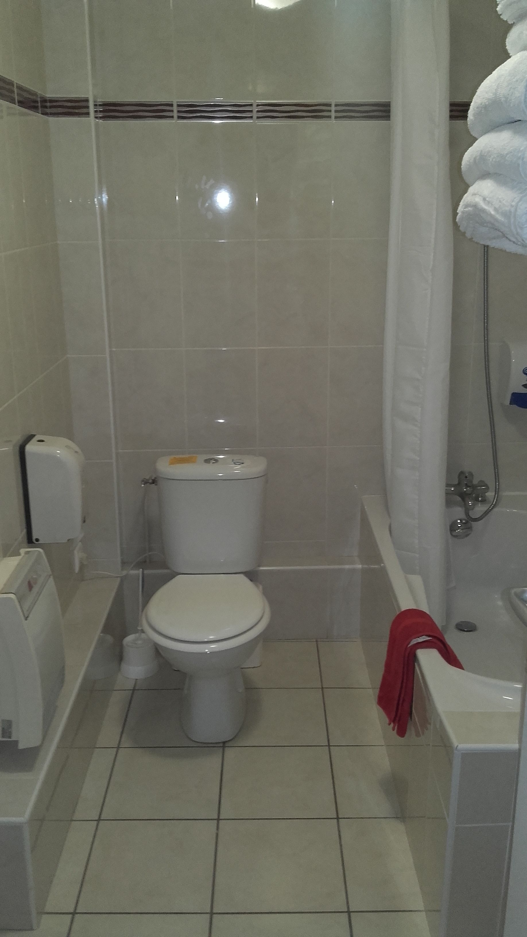 standard triple room, ensuite (chambre triple vue cour) | bathroom | bathtub, free toiletries, hair dryer, towels
