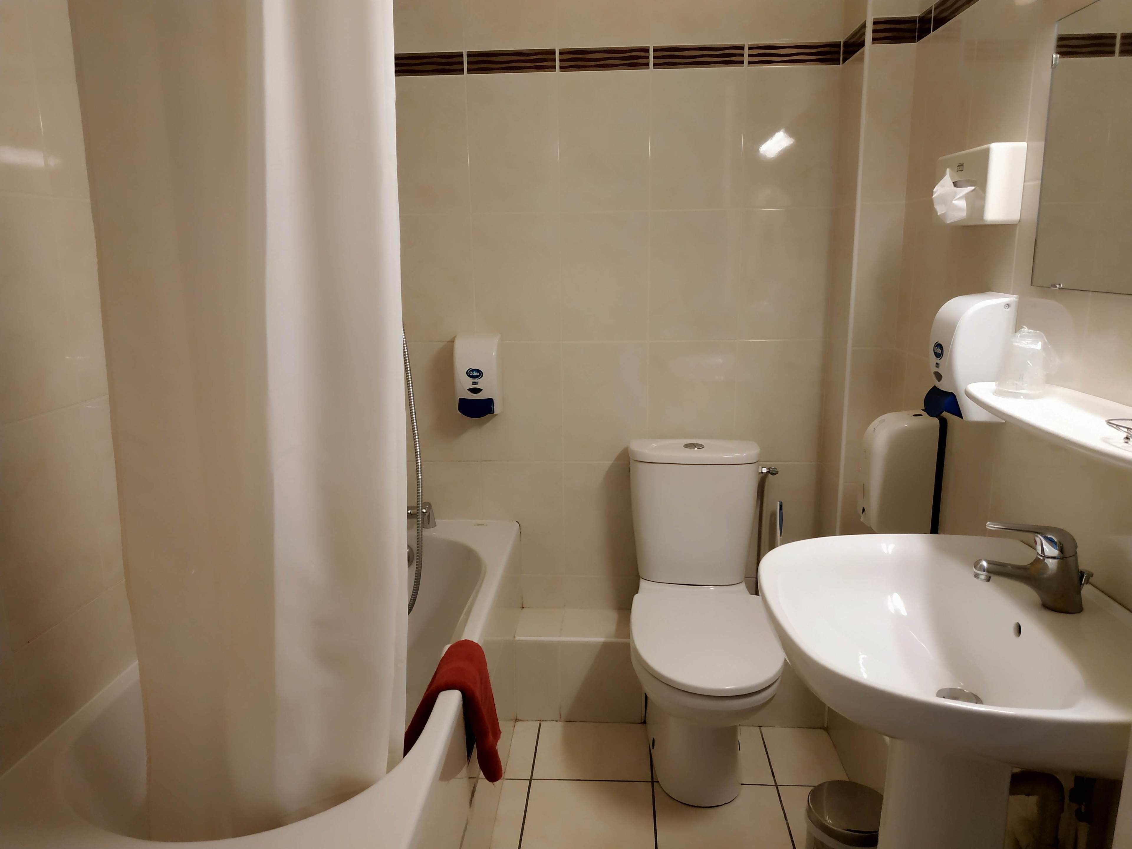 standard double room, ensuite, river view (chambre double) | bathroom | bathtub, free toiletries, hair dryer, towels