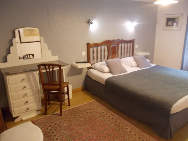 Double Room, Private Bathroom | Free cribs/infant beds, rollaway beds, free WiFi