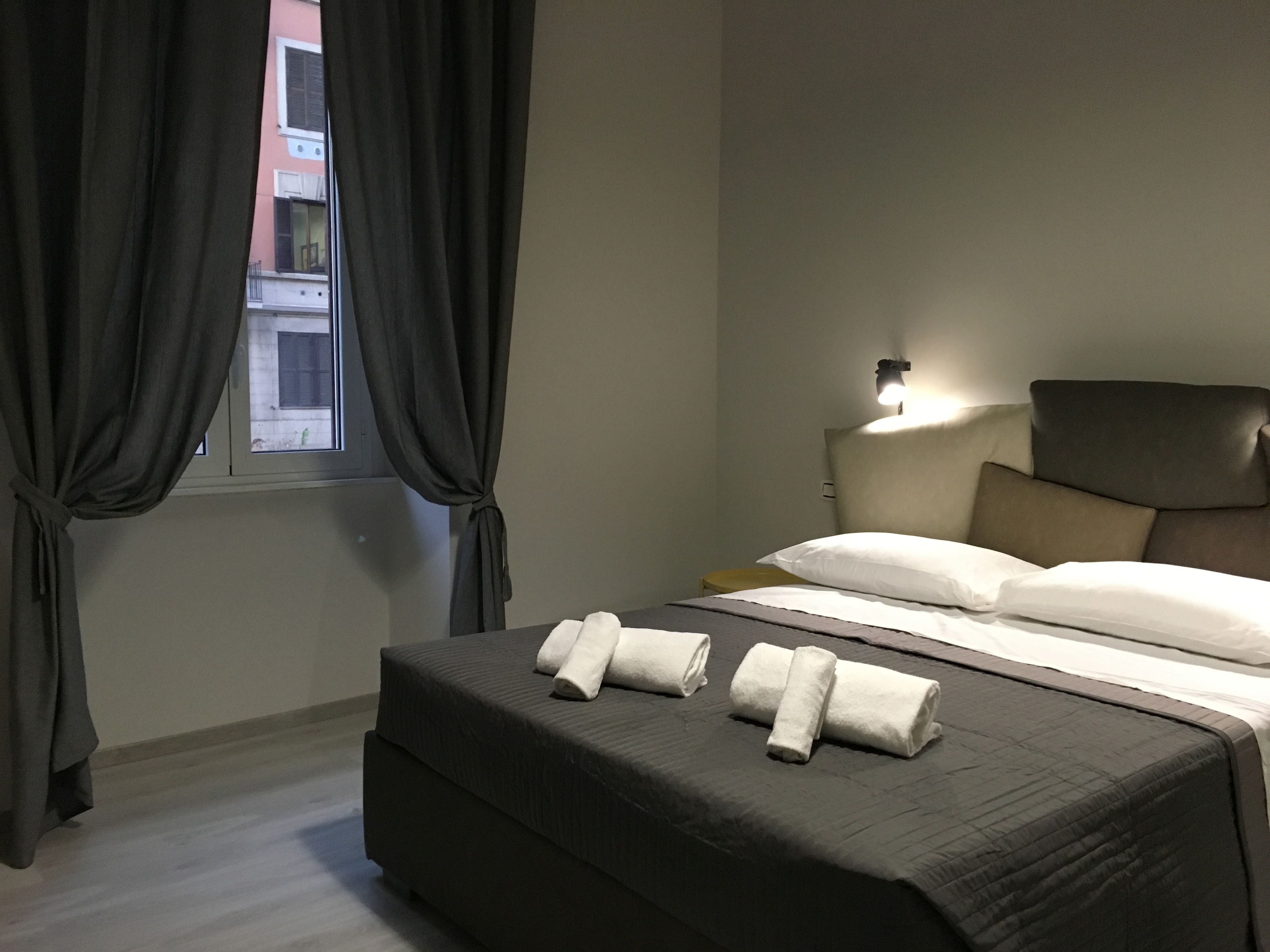 Escritorio, cunas (de pago), wifi gratis y ropa de cama