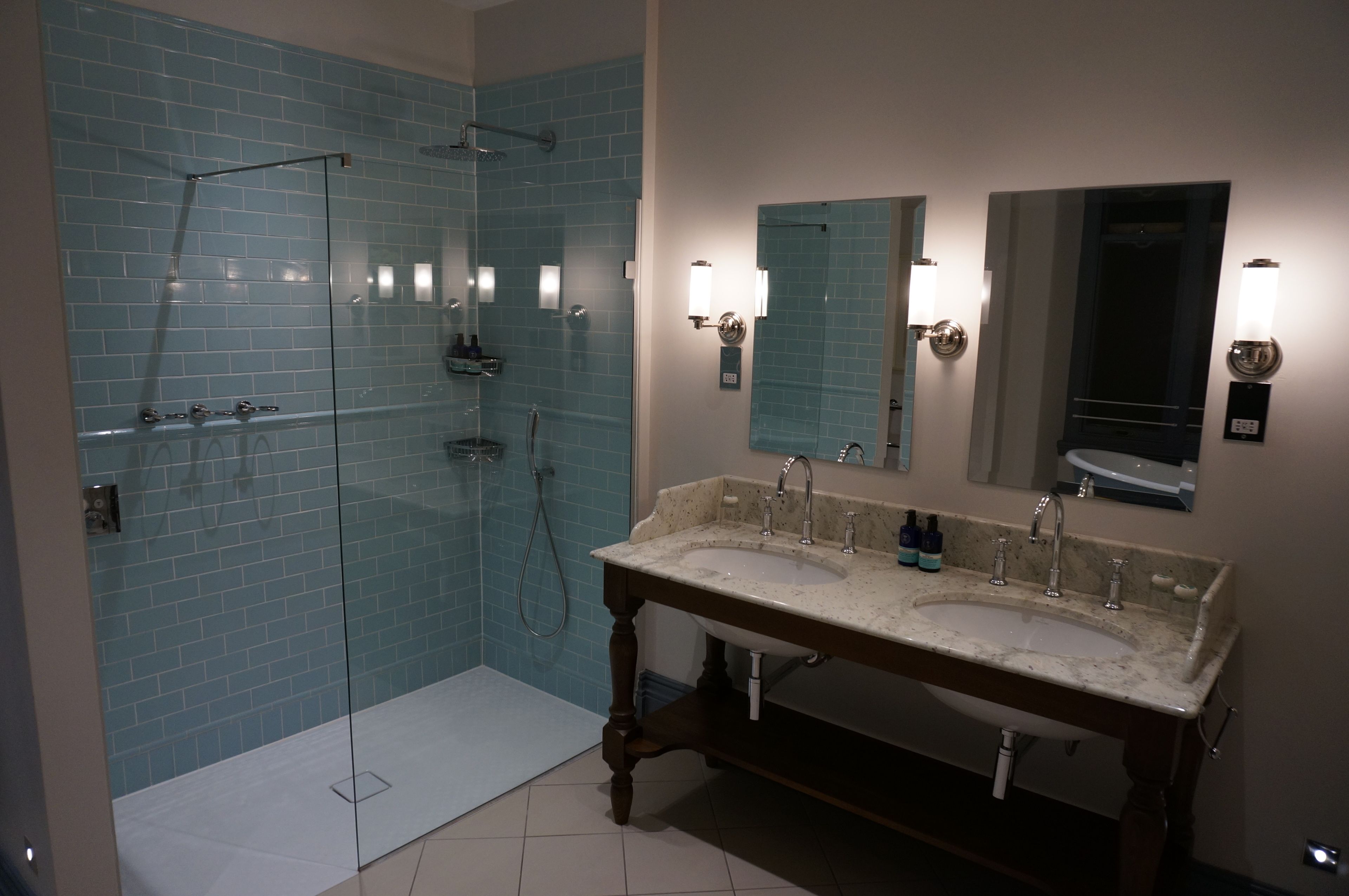 executive room | bathroom | rainfall showerhead, free toiletries, hair dryer, bathrobes