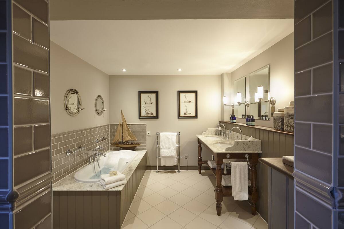 executive room | bathroom | rainfall showerhead, free toiletries, hair dryer, bathrobes