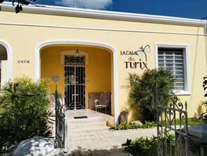 A yellow building with a sign reading "IACASA del TURIX". - La Casa del Turix (Mérida)