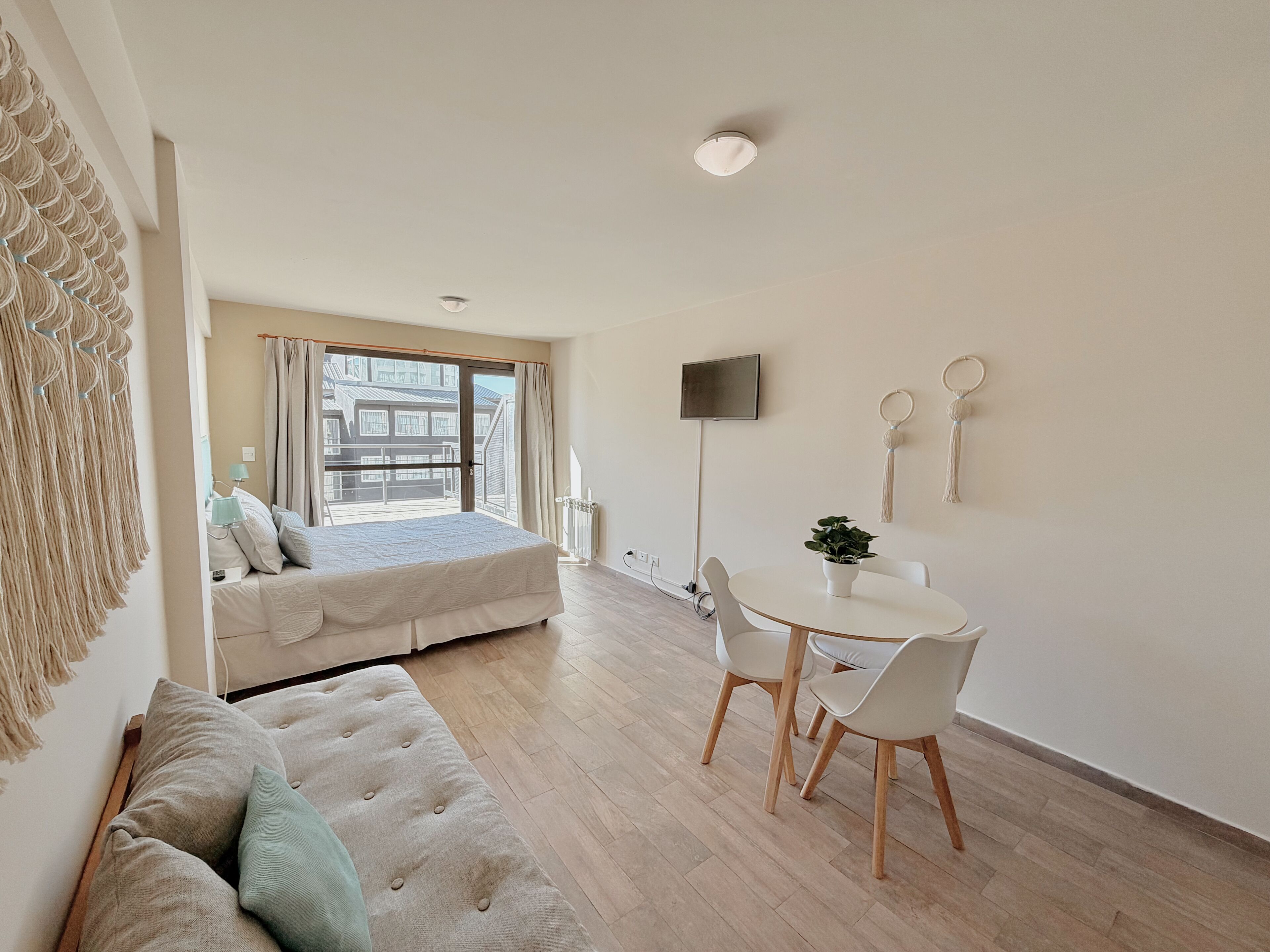 Studio, Lake View | Dining room