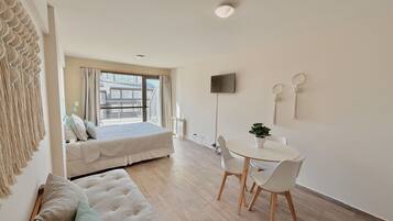 Studio, Lake View | Dining room